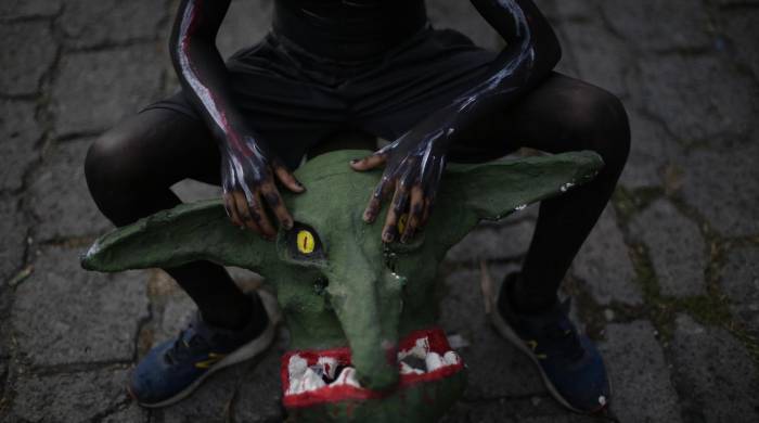 Fotografía del 1 de noviembre de 2022 de una persona durante el festival La Calabiuza en Tonacatepeque (El Salvador).