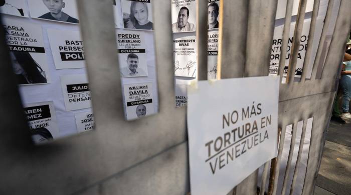 Fotografía de archivo en donde se observan carteles con imágenes de presos políticos en Venezuela.