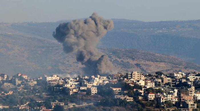 El ejército israelí afirmó que bombardeó un “centro de mando” de Hezbolá.