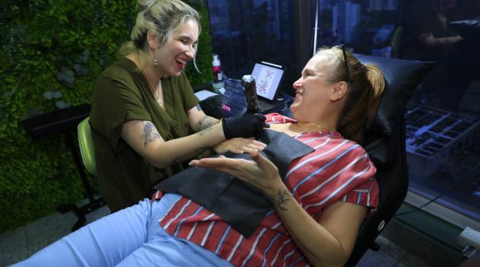 Laura Gutiérrez es la tatuadora profesional de su estudio Evergreen Tattoo.