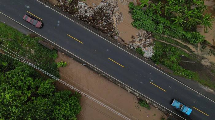 Fotografía aérea donde se observa una zona inundada por el desborde de un río en Metalío (El Salvador)