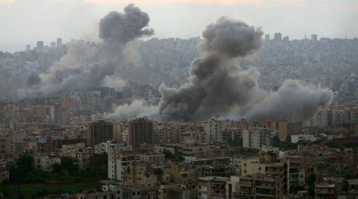 Foto archivo. Una nube de humo surge de la ciudad libanesa de Beirut tras un ataque aéreo israelí.