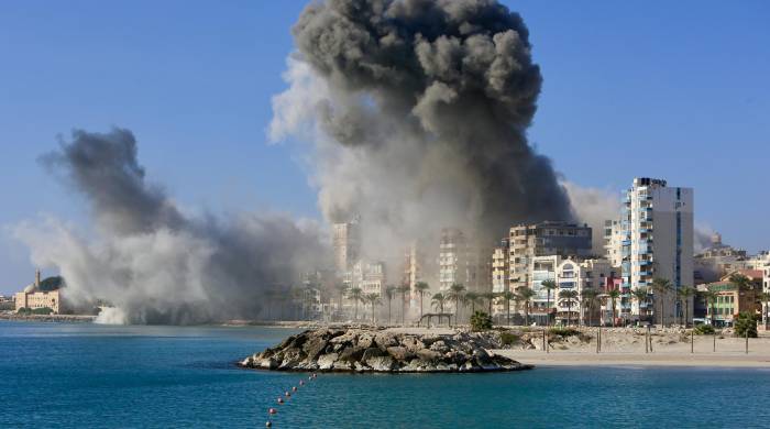 El humo se eleva desde una zona tras un ataque aéreo israelí, en Tiro, Líbano, este lunes.