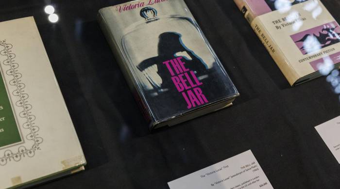 Una primera edición de 'The Bell Jar' de Sylvia Plath, que utilizó el seudónimo de Victoria Lucas, está en exhibición durante la 64ª Feria Internacional Anual del Libro Anticuario ABAA.