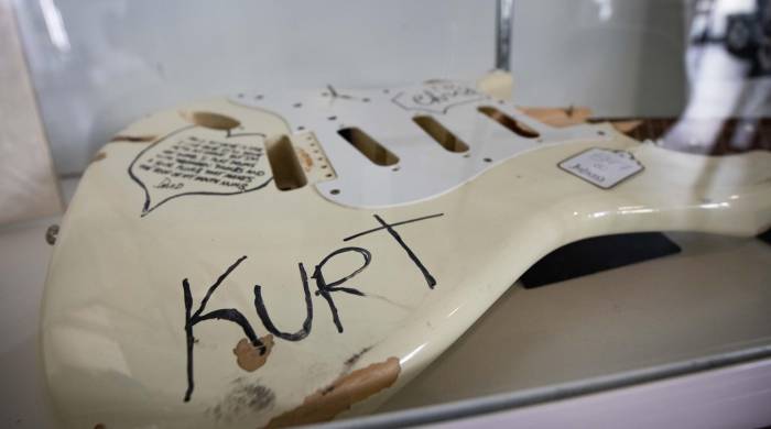 Una guitarra firmada por Kurt Cobain en Beverly Hills , Estados Unidos.