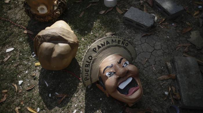 Las protestas masivas contra la minería y un robotizado presidente de la República son los protagonistas de los tradicionales muñecos de año viejo en Panamá este 2023.
