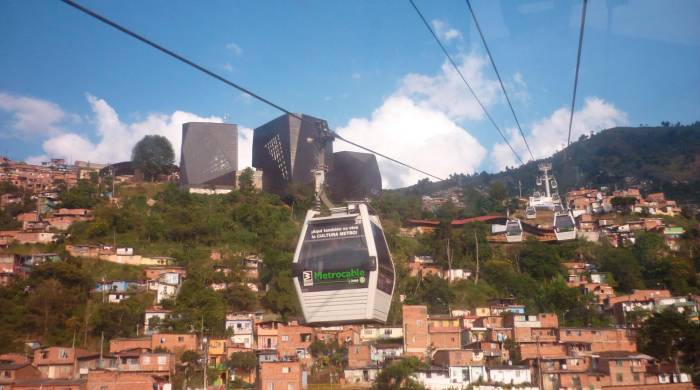 Línea 1 del metrocable de Medellín en el barrio de Santo Domingo.