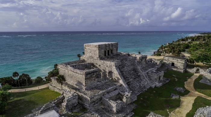 El Instituto Nacional de Antropología e Historia señala que el sitio está presidido por El Castillo, el basamento más alto de Tulum.