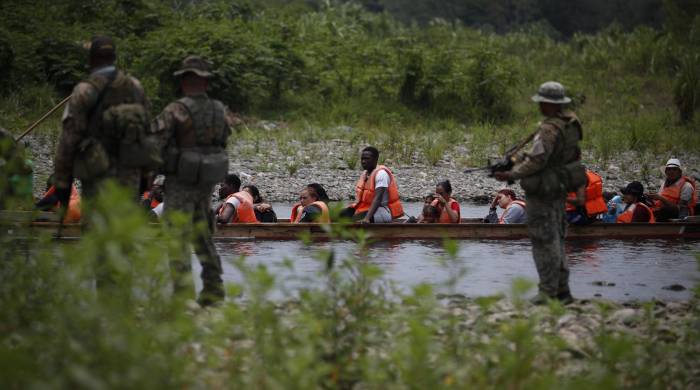 Agentes del Senafront custodian la llegada de migrantes luego de caminar por varios días la selva de Darién rumbo a Estados Unidos.