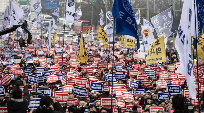 Decenas de miles de médicos coreanos en las calles de Seúl protestando contra un plan de reforma del sector.