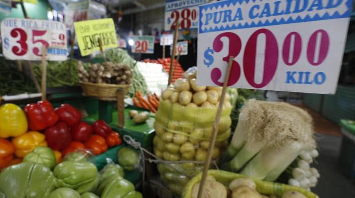Fotografía de archivo de un puesto de verduras con los precios de cada producto, en el mercado de Jamaica de la Ciudad de México.