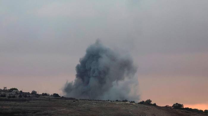 El humo se eleva como resultado de un ataque aéreo israelí cerca de la aldea de Yaroun, en el sur del Líbano.