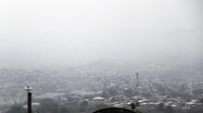 Fotografía del 8 de mayo de 2024 que muestra la capa de humo y contaminación que cubre la ciudad de Tegucigalpa (Honduras).