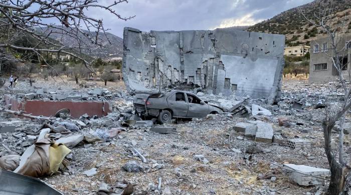 En Líbano, al menos 20 personas, incluyendo tres niños, murieron en un bombardeo israelí.