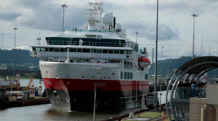 El Fram transita por las esclusas de Miraflores este lunes, en el inicio de la temporada de cruceros 2024-2025 del Canal de Panamá.