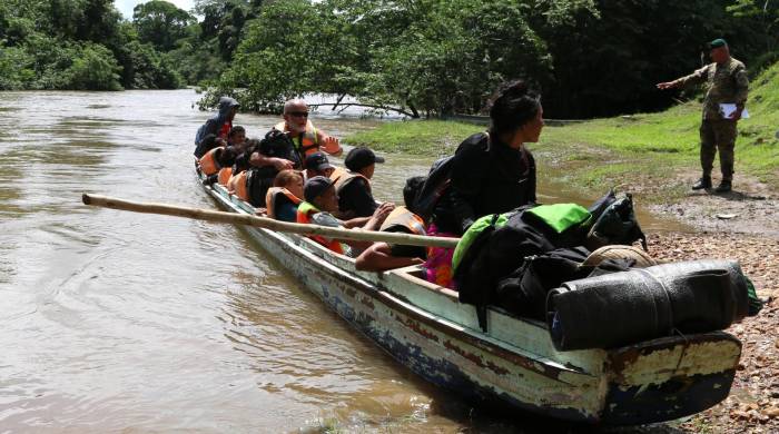 Migrantes llegan en canoa por el río Tuquesa desde el poblado de Bajo Chiquito hasta el centro de recepción de Lajas Blancas, el 28 de junio de 2024, en el Darién.