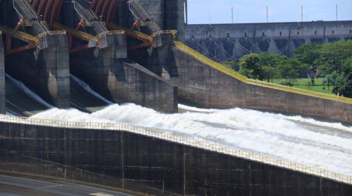 Fotografía de archivo del 16 de marzo de 2023 de la hidroeléctrica de Itaipú, en Foz de Iguazú (Brasil).