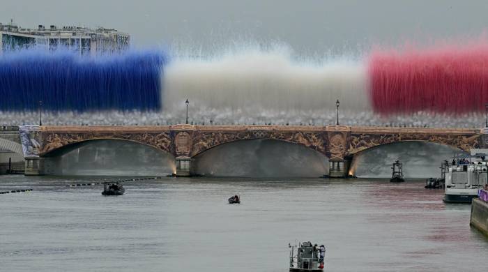 Lanzamiento de fuegos artificiales durante el acto de apertura de los Juegos Olímpicos París 2024.