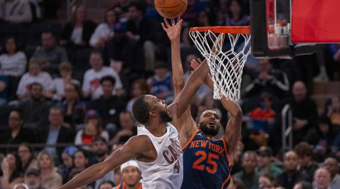 Mikal Bridges (d), de los Knicks, disputa el balón ante Evan Mobley, de los Cavaliers.