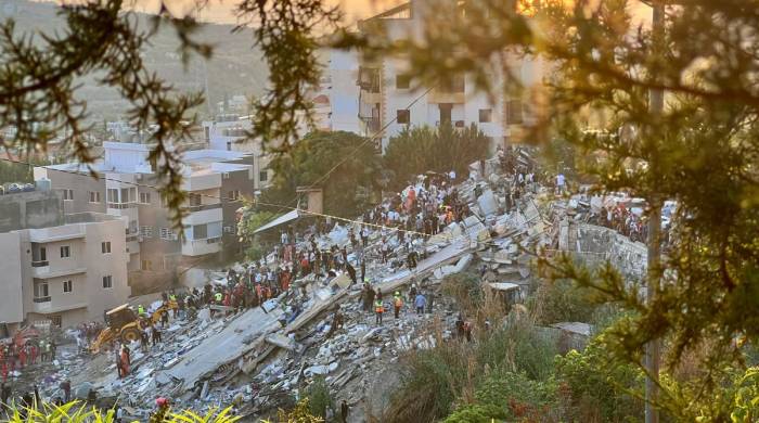 Socorristas inspeccionan escombros de un edificio que fue atacado