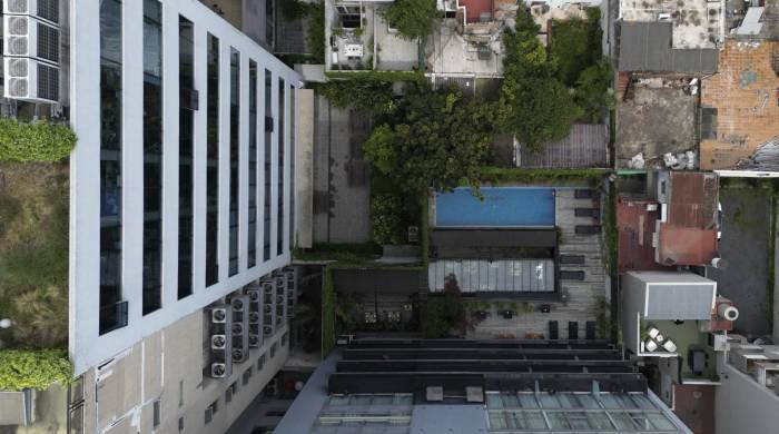 Una vista aérea del área junto a la piscina del hotel donde murió el cantante británico Liam Payne en Buenos Aires.