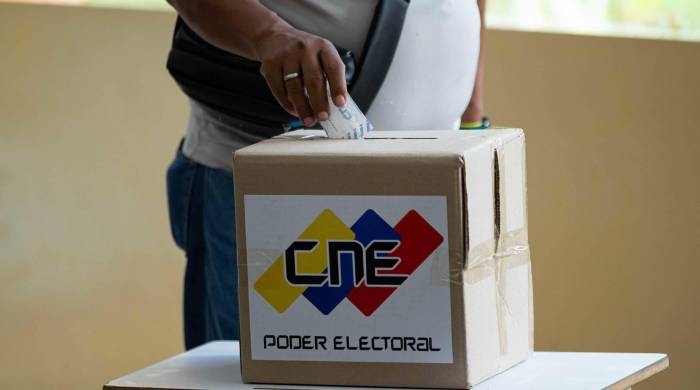 Fotografía del 30 de junio del 2024 de un hombre votando durante el simulacro electoral para las elecciones presidenciales, en Caracas (Venezuela). Venezuela se prepara para celebrar el domingo las elecciones más transcendentales de la última década en el país, en las que competirán por la Presidencia diez candidatos, entre los que se elegirá la continuidad del chavismo, en el poder desde hace 25 años, o un Gobierno de signo opuesto. EFE/ Miguel Gutiérrez