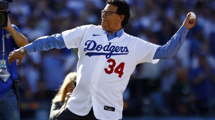 Fernando Valenzuela durante un lanzamiento de honor con Los Ángeles Dodgers.