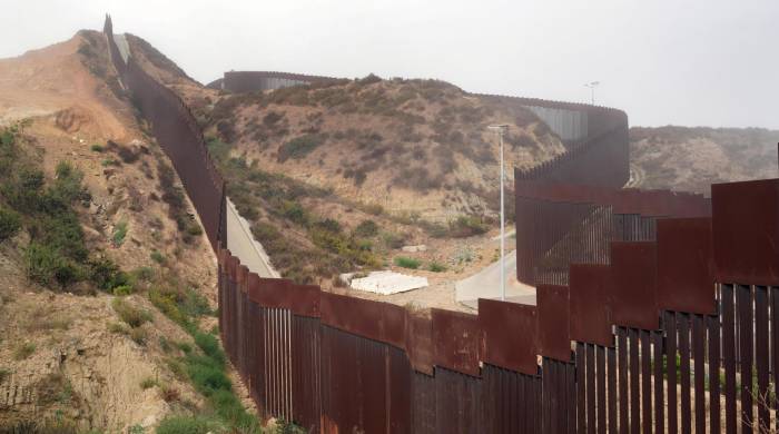 Fotografía del 8 de octubre de 2024 que muestra un tramo de la valla fronteriza entre Estados Unidos y México, en San Diego, California.