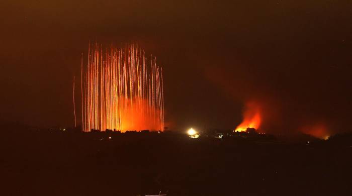 Artillería israelí alcanza una población situada en la frontera sur del Líbano con Israel, este martes. Israel ordenó hoy a los ciudadanos libaneses que no viajen al sur del río Litani, en el sur de Líbano, donde están teniendo lugar intensos combates con el grupo chií Hizbulá