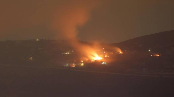 Los proyectiles de artillería israelíes alcanzaron zonas cercanas a aldeas del sur del Líbano a lo largo de la frontera con Israel, visto desde la Alta Galilea, al norte de Israel, el 30 de septiembre de 2024.