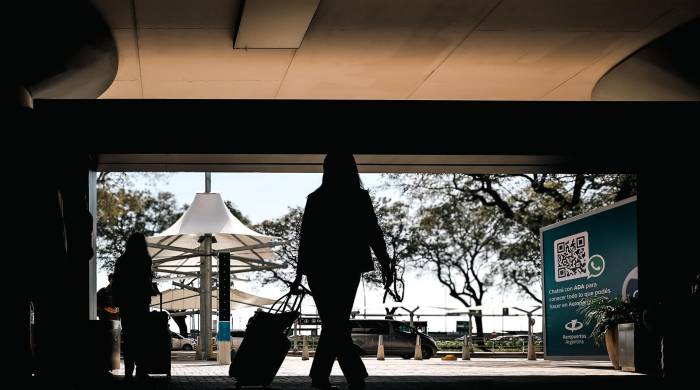 Fotografía de archivo en donde se muestran personas caminando en el aeropuerto Jorge Newbery de la Ciudad de Buenos Aires, Argentina.