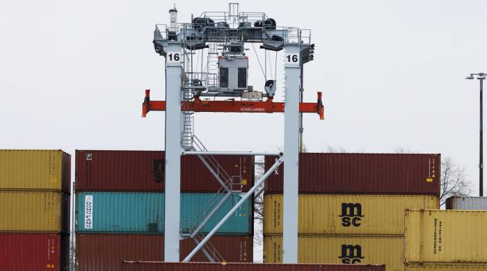 Fotografía de archivo de contenedores de envío apilados en el muelle de la Terminal de Conley en Boston, Massachusetts, EE. UU., 15 de marzo de 2024.