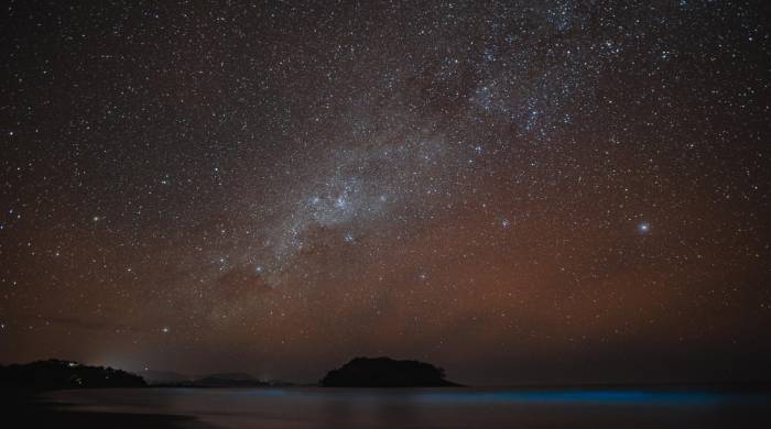 Foto titulada: Luz nocturna en la marea azul.