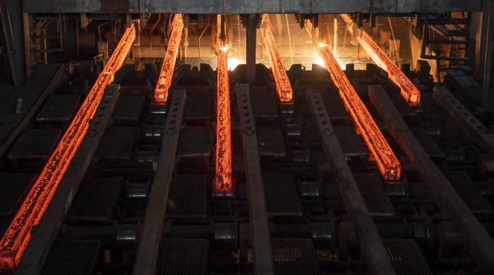 Esta foto tomada el 3 de diciembre de 2023, muestra acero al rojo vivo en una planta siderúrgica en Huaian, en la provincia oriental china de Jiangsu.
