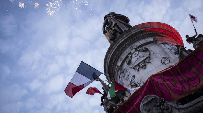 Fuegos artificiales se encienden mientras la gente se reúne frente a la estatua “Le Monument à la Republique” el pasado domingo después de las elecciones.