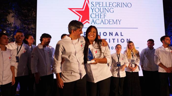 Gabriela Sarmiento celebra el triunfo junto a su mentor, el chef Rubén Escudero.