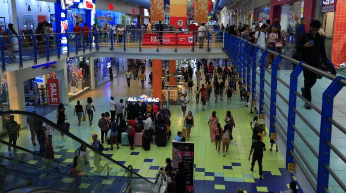 Compradores en un local comercial de la ciudad capital aprovechan las ofertas del Black Weekend.