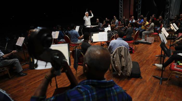 La directora invitada Nell Flanders de los Estados Unidos, dirige un ensayo de la Orquesta Sinfónica de Panamá el 14 de mayo de 2024 en el Teatro Balboa en Ciudad de Panamá.