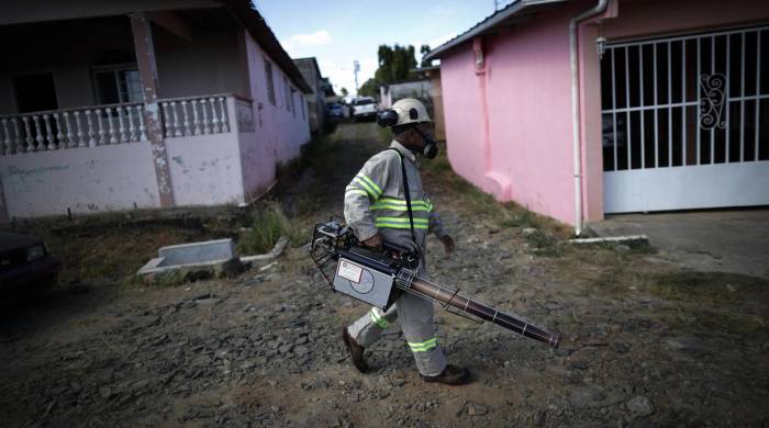 Fotografía de archivo en donde se ve a personal de salud mientras fumiga las calles del barrio San Antonio, en La Chorrera.