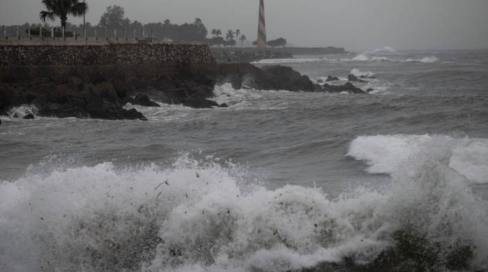 Fotografía que muestra el intenso oleaje, ante el avance del huracán Beryl, este martes en Santo Domingo.