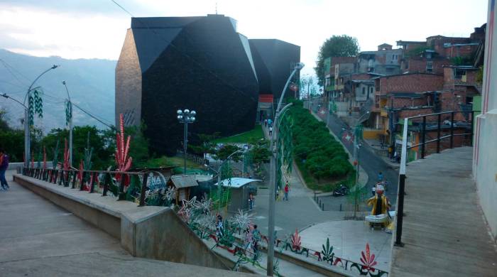 Parque mirador-biblioteca España, mirador construido junto a la estación de la Línea 1 del metrocable de Medellín, Colombia.