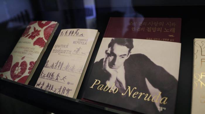 Fotografía que muestra libros en la biblioteca de casa museo La Chascona con ediciones de Pablo Neruda, el 6 de junio 2024, en Santiago (Chile).