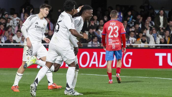 El centrocampista francés del Real Madrid, Eduardo Camavinga (3i).