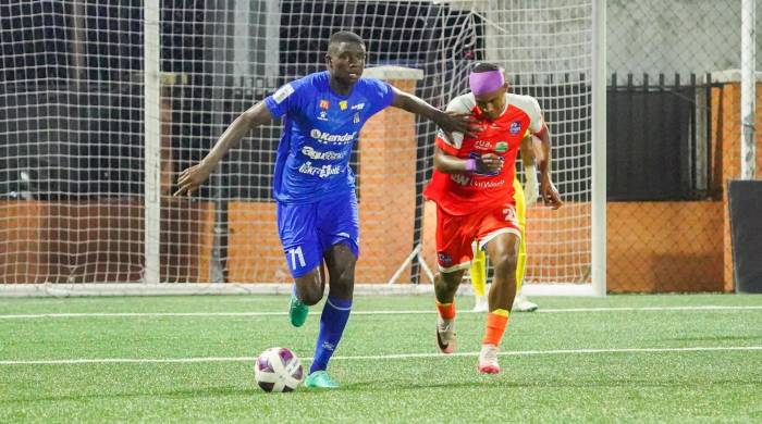 El futbolista del Árabe Unido, Ariel Arroyo (izq.).