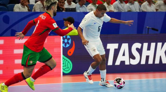 El futbolista panameño Abdiel Ortiz (der.) durante el partido contra Portugal.