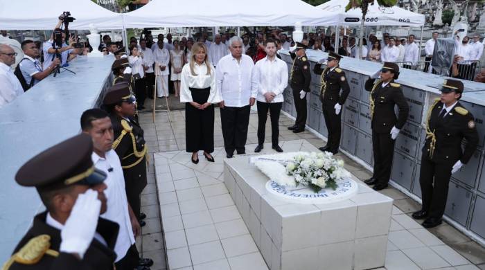 El presidente de la República de Panamá, José Raúl Mulino (c.), durante los actos conmemorativos del Día de los Difuntos.