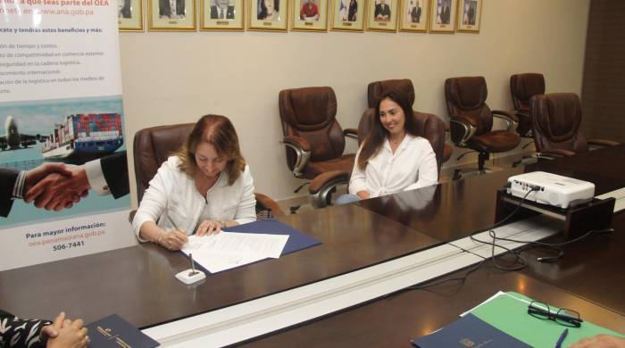 Tayra Barsallo, directora de la ANA, y Julia Lugo Ramos, representante legal de la Agencia de Aduanas S.A.