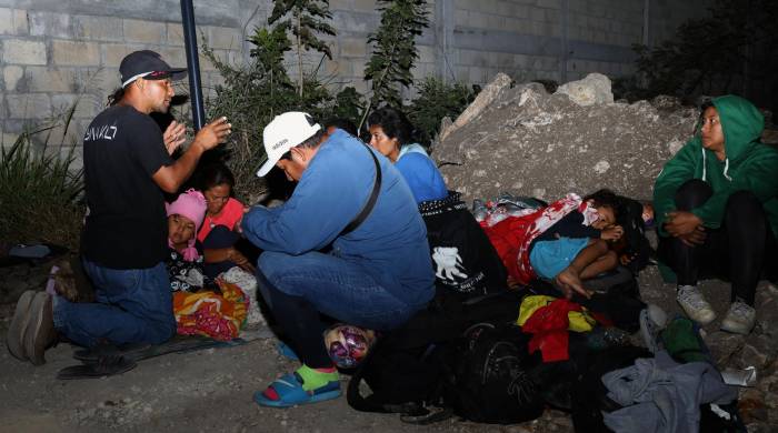 Migrantes toman un descanso en un campamento improvisado hoy, en el municipio de Berriozábal en el estado de Chiapas (México).