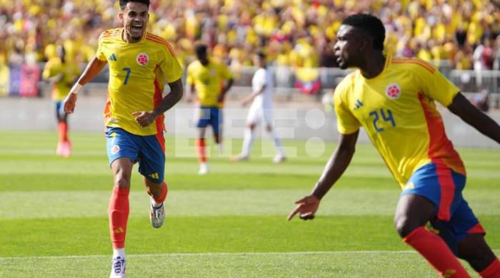Luis Díaz (i) y Jhon Córdoba (d) de Colombia celebran un gol ante Bolivia en un partido amistoso internacional en el estadio Rentschler Field en East Heatford (EEUU).
