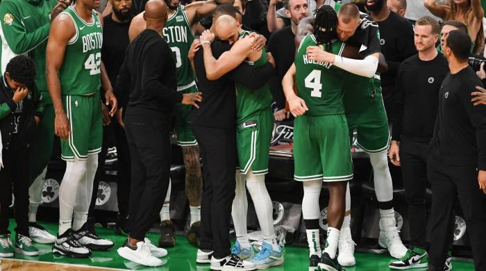 El equipo de los Boston Celtics celebrando el título de la NBA.